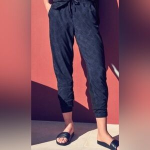 Athleta Brooklyn Jogger Pant Navy Blue Python Snake Print Size 4